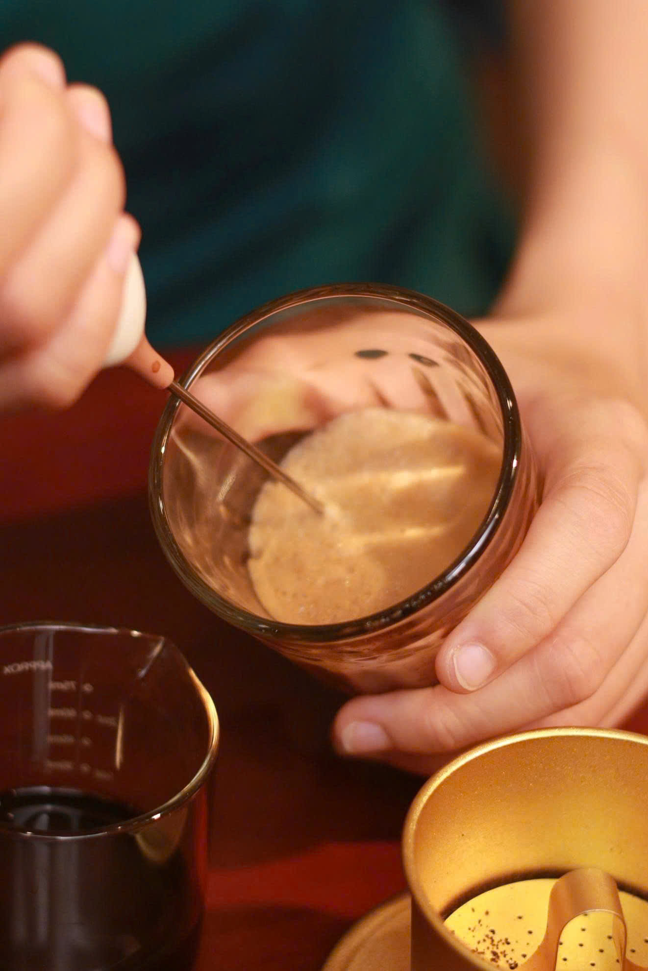 Step 4: Mixing coffee foam by hand